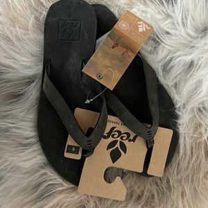 Reef Size 6 two pairs